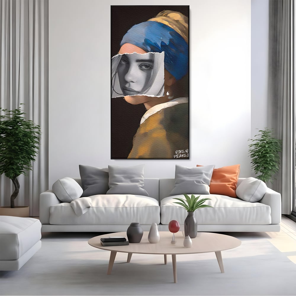 Tablou canvas cu tablou canvas portret feminin modern, in rama de aluminiu negru, pe perete intr-un living